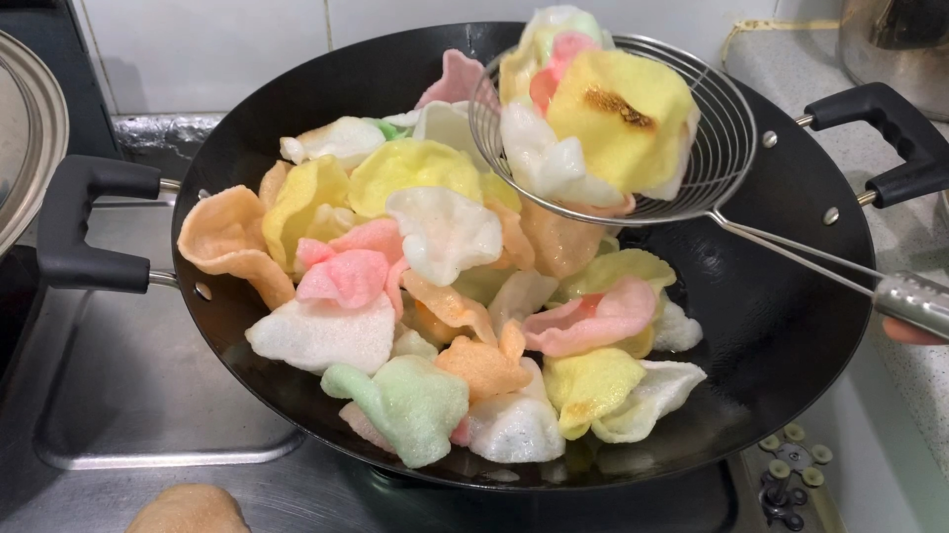 内地媳妇趁香港老公不在家,在家里炸虾片,满满的童年回忆