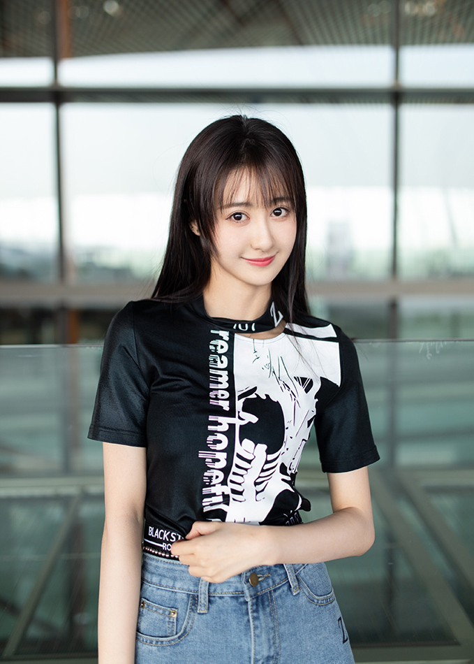 马泽涵启程巴黎时装周 机场造型尽显少女潮酷感