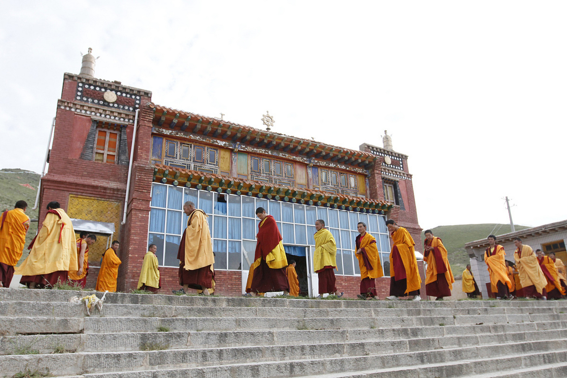 夏日里,踏上前往类乌齐寺的旅程,仿佛进入了一片神秘的仙境.