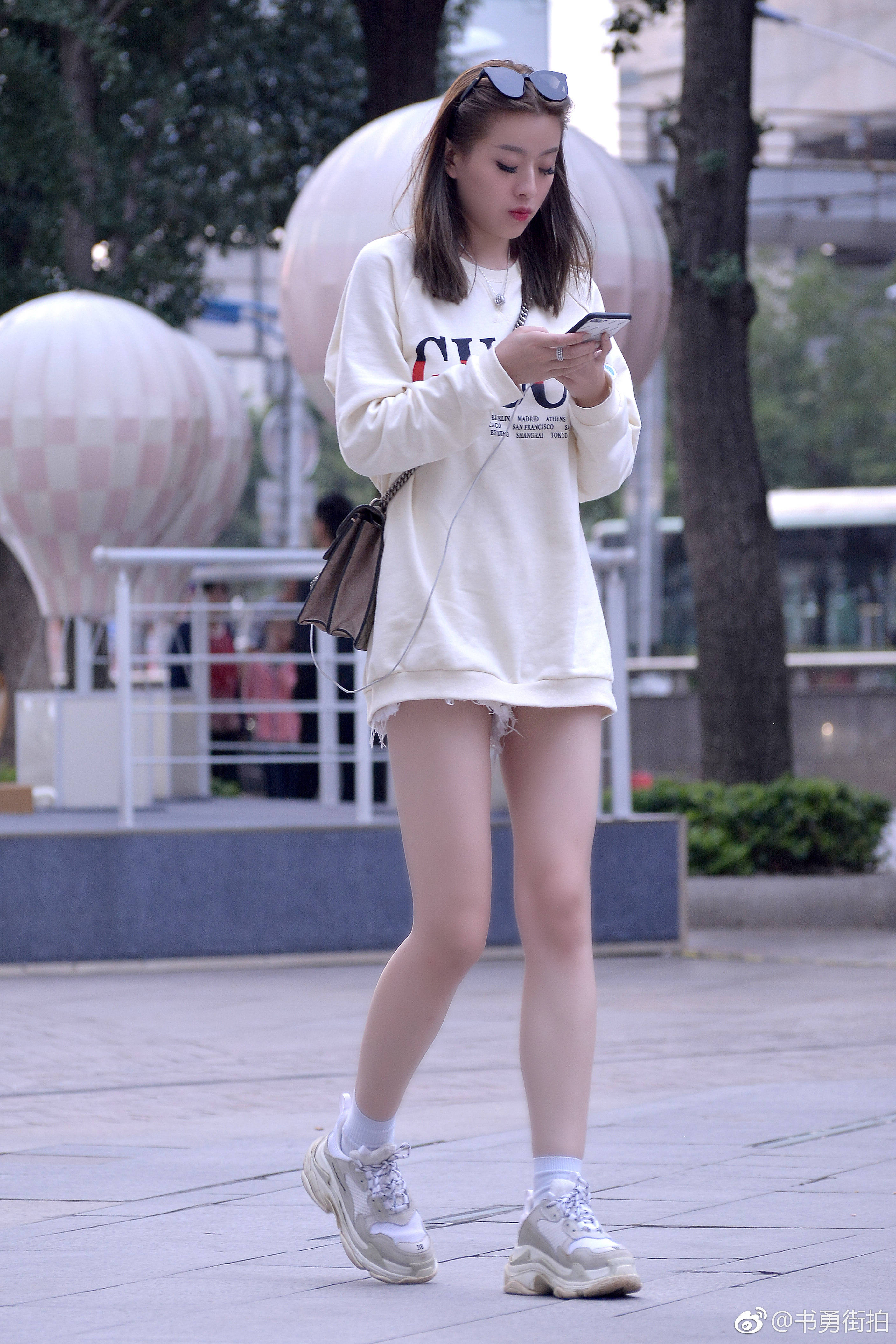 街拍:白色卫衣运动鞋美女姐姐看着都舒服
