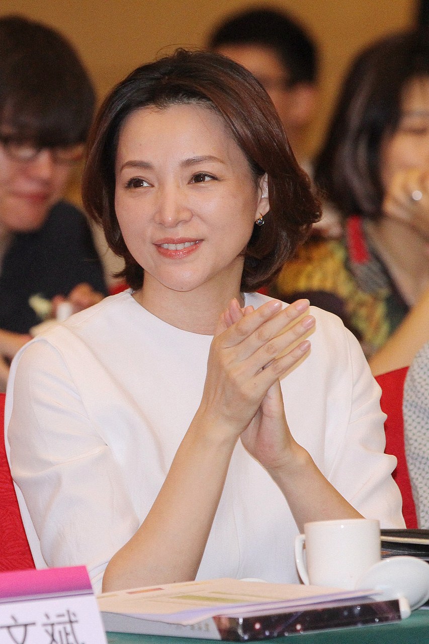 董卿说:爱情最美的样子,大概就是你在闹,他在笑.