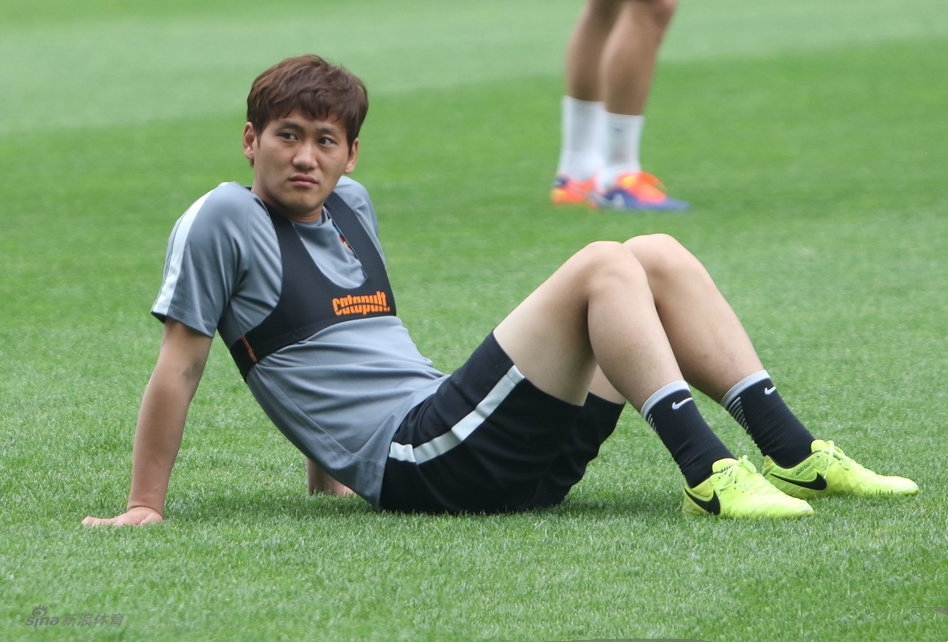 国足裴帅生活现状:拥有千万年薪,娇妻是校花,喜欢运动身材傲人