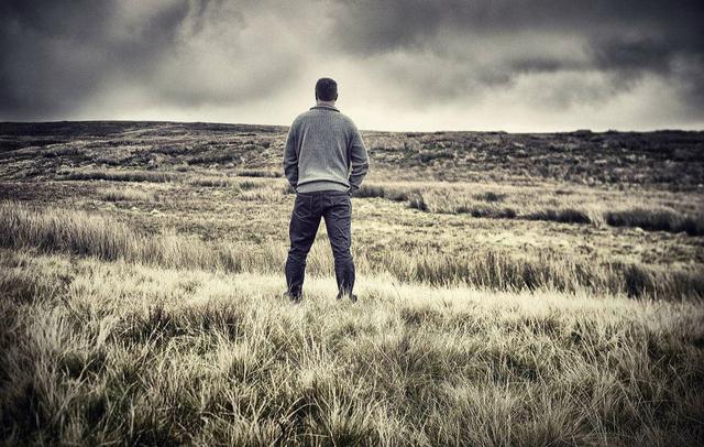 男人越是"不合群",身上这些特质越明显,发展也越来越好