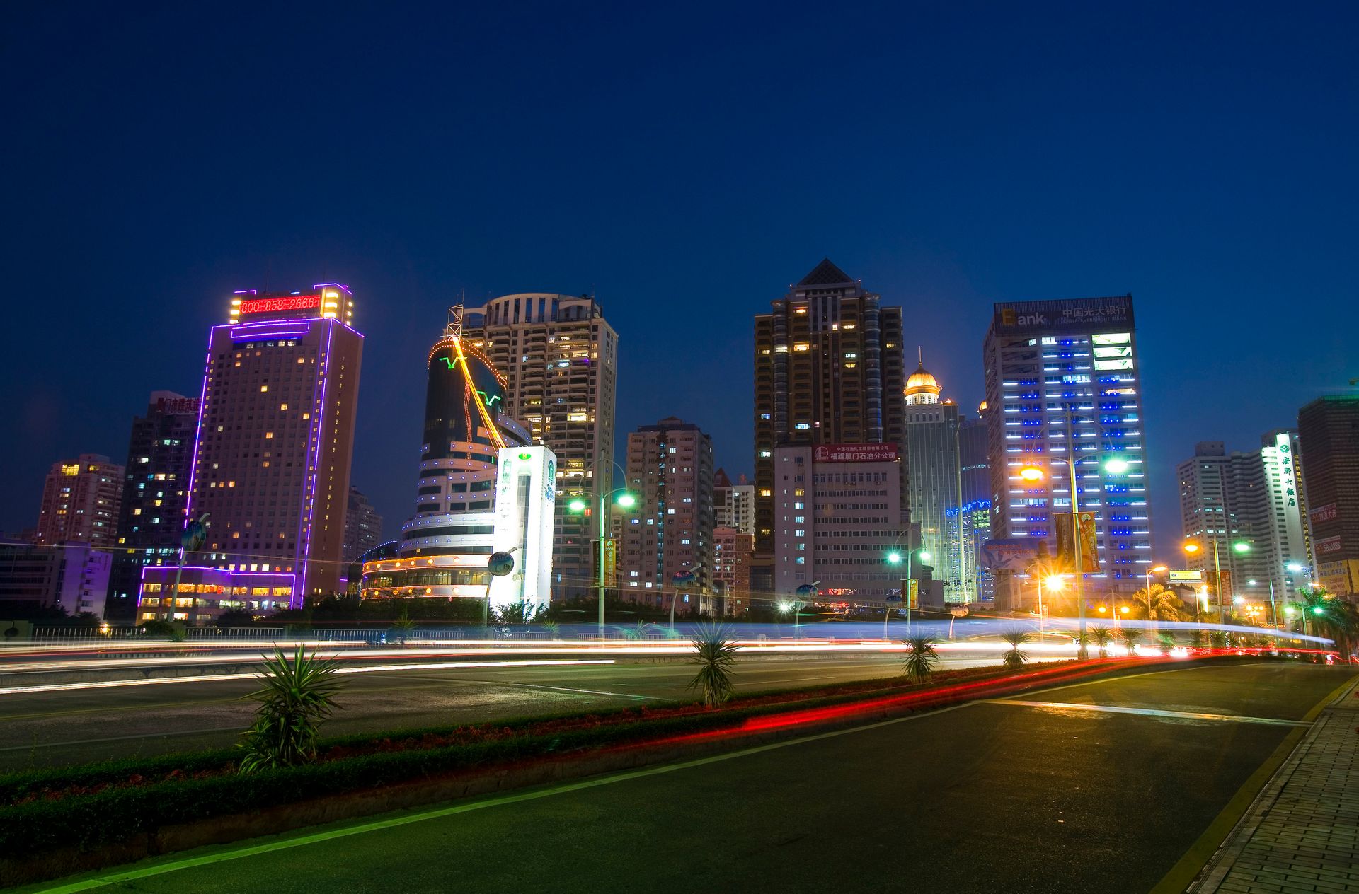 漂亮的城市夜景,灯火辉煌,霓虹闪烁