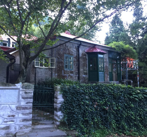 宋美龄别墅位于庐山脂红路,它东倚城墙山,西向长冲山谷