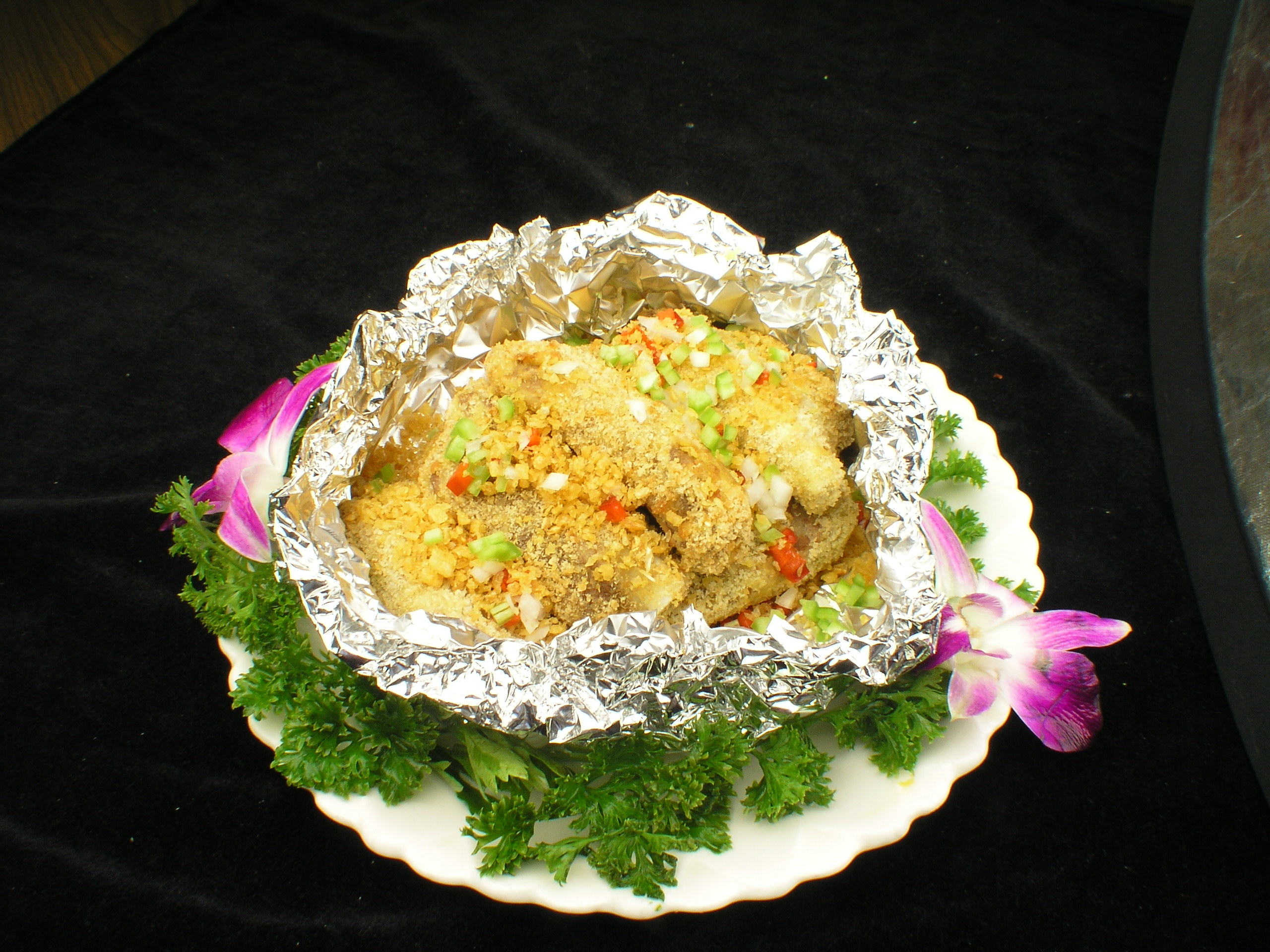 白参蒸鸡蛋  主料:鸡蛋3只,水200毫升,白参1根,辅料:花生油5克,食盐1.