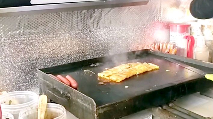 大赞焊铁板锅烤冷面手抓饼鸡蛋饼煎饼都能做 烤冷面制作快快学起来
