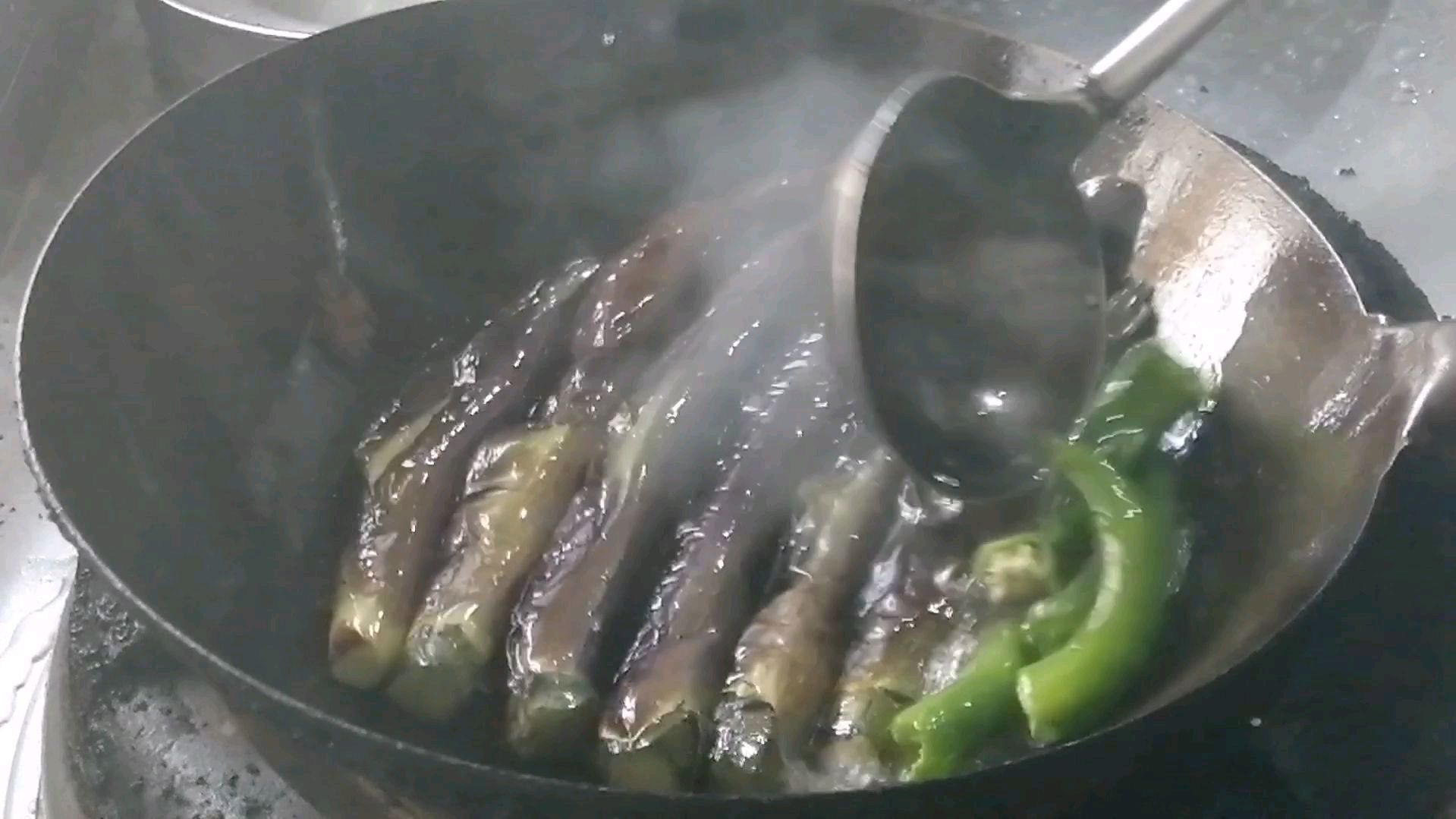 东北的土菜,煎茄子,下饭不油腻,从小吃到大,百吃不厌