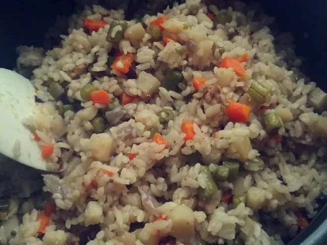 香喷喷的肉干饭