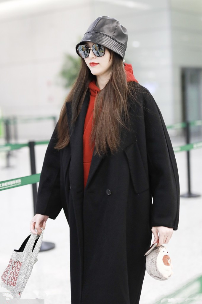 唐嫣黑色宽松大衣现身机场,走路姿势小心,是有好消息了吗