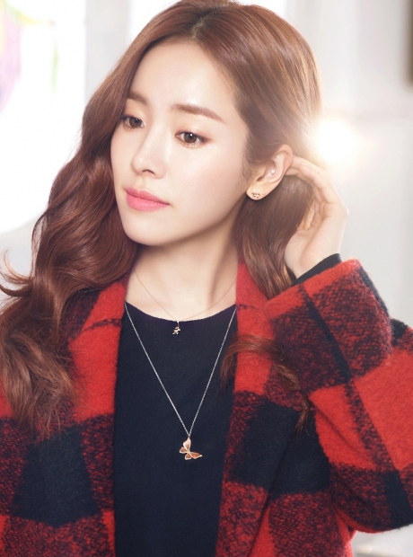 韩志旼最新时装写真,腿部线条优美,红色唇妆展现高傲魅力