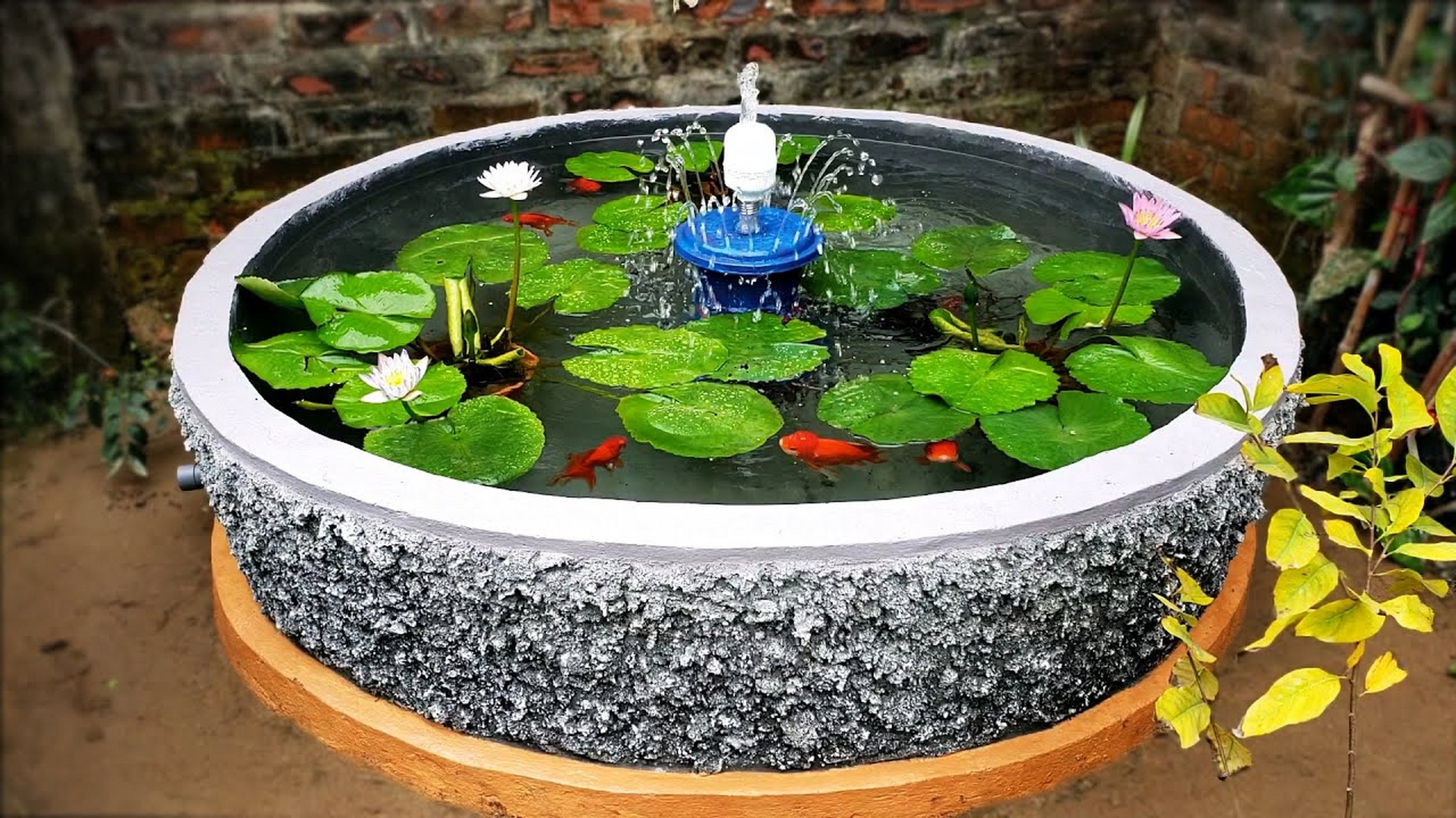 大叔在家自建小鱼池,这造型还挺好看的,种上莲花,养几条小鱼,美极了!