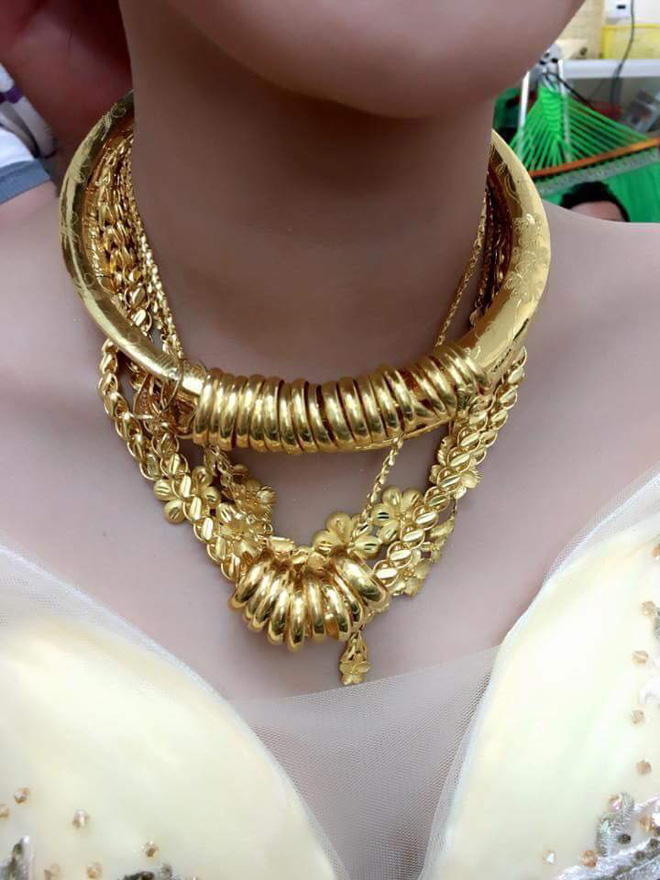 越南女孩出嫁黄金首饰戴满身,其中金戒指就多达45枚