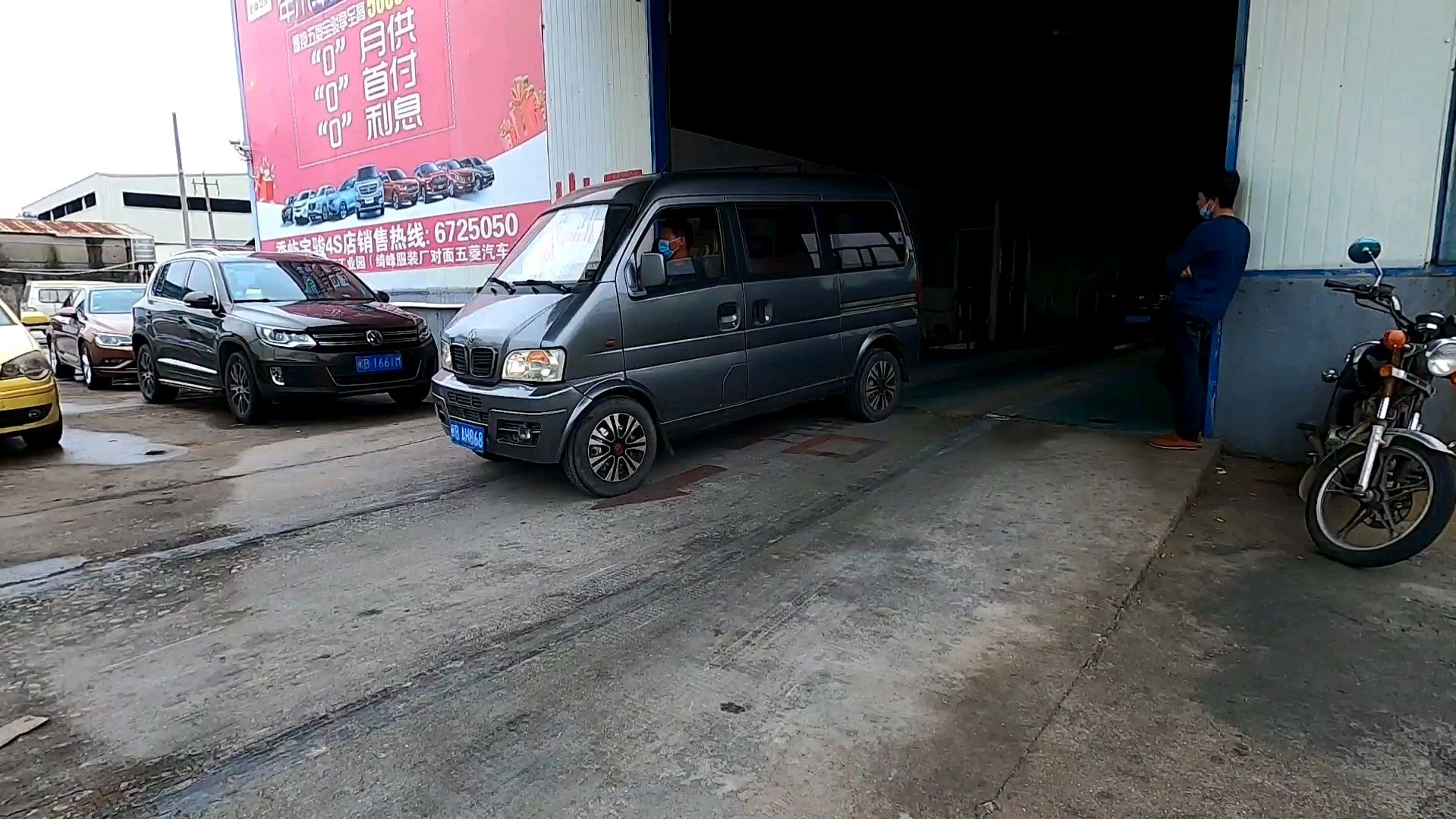 小伙开9000块钱买的二手面包车去年检,用了6年为什么还不舍得换