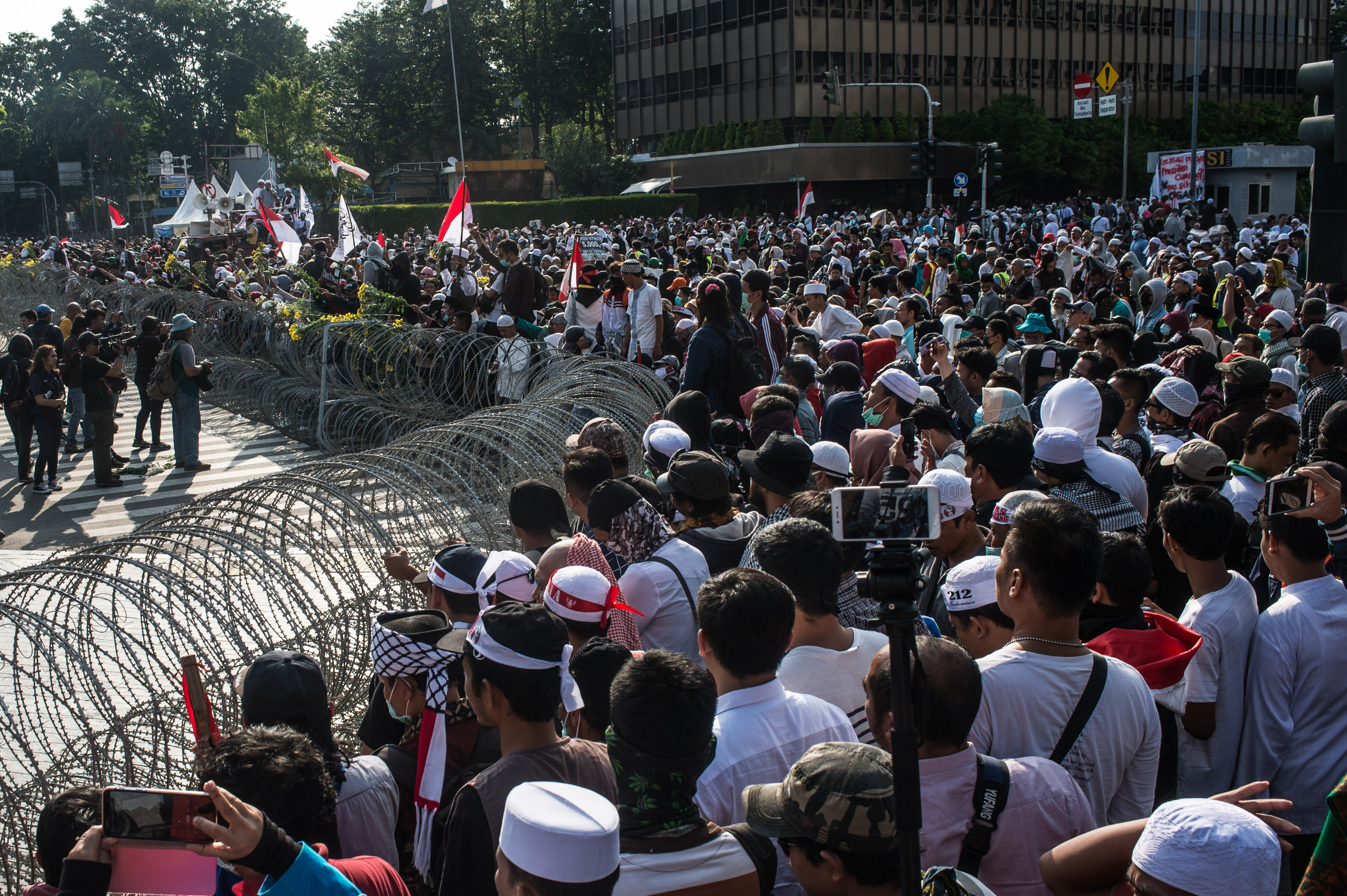 印尼警方逮捕69名制造骚乱的嫌疑人(3)