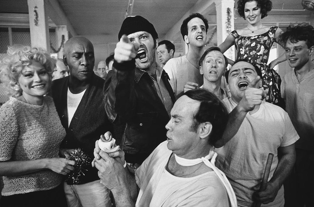 《飞越疯人院》:一部充满讽刺意味的电影作品