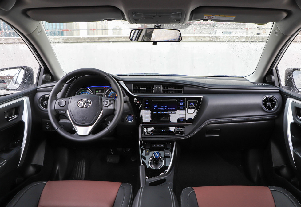 这款卡罗拉双擎1.8l e-cvt智尚版,整体车型大气时尚,充满动感