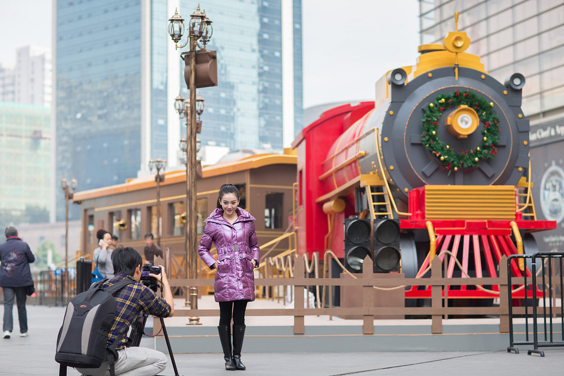 火车头步行街,是到石家庄游玩必打卡的网红商业街,这条长长的街道上