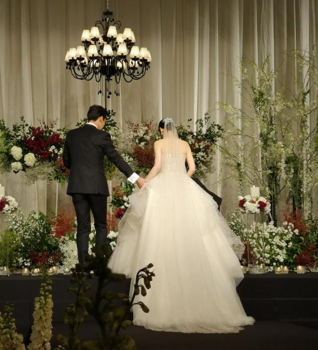 韩国儿媳秋瓷炫今天举办婚礼,现场照片曝光,甜度满满,撒花