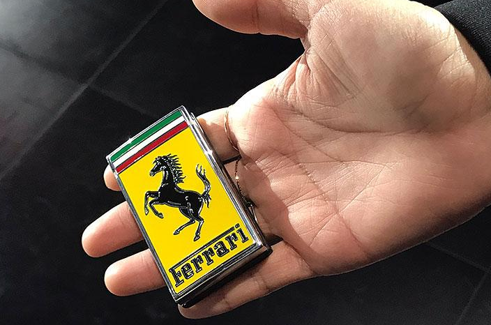 法拉利新车发布,车钥匙像打火机,网友:不能挂腰上怎么行