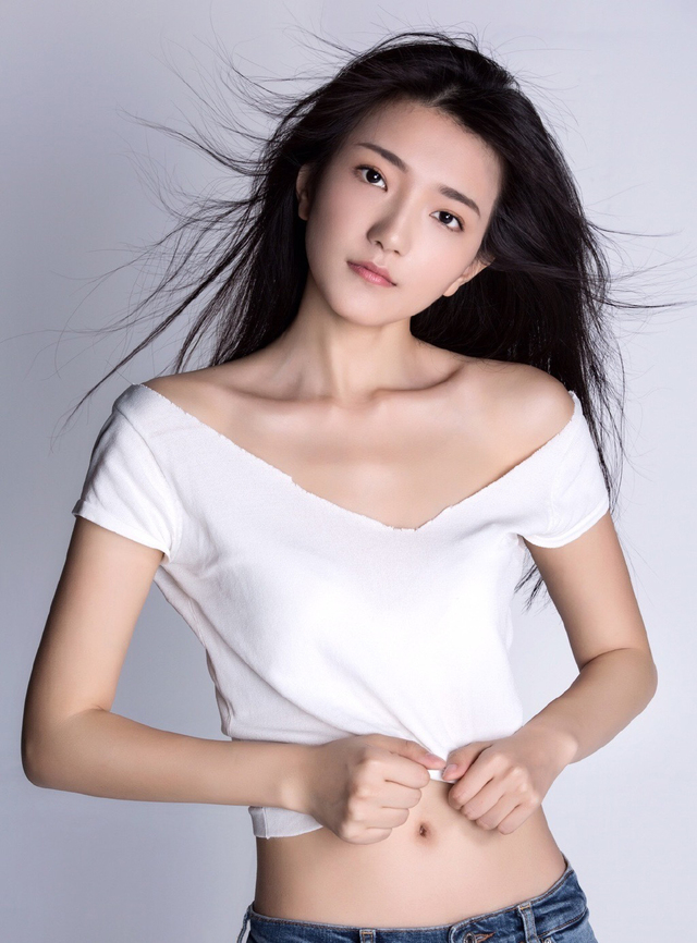 清纯靓丽的外形和自然的表演为她赢得关注,她是个很有灵气的女孩