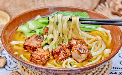 排骨汤面:肉质软烂可口面条筋道,你喜欢吗?搭配青菜更佳.