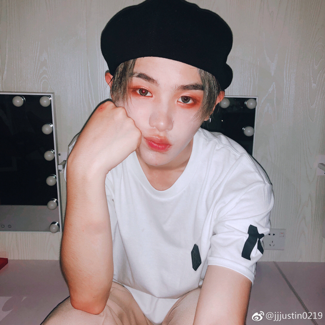 黄明昊发的这组九宫格照片把网友们都吓坏了,还是喜欢这样的他