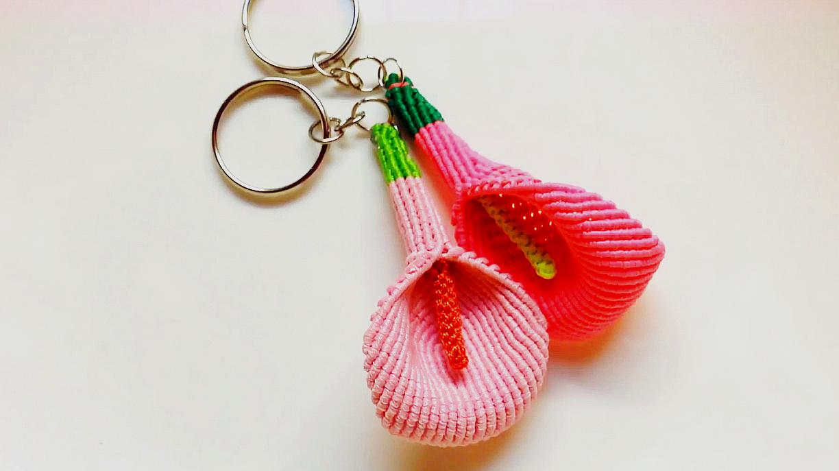 手工编织艺术视频教学,教你编织一个马蹄花钥匙扣小挂饰