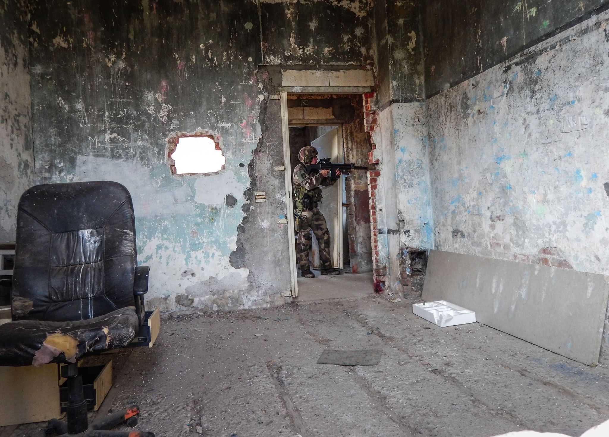 法国陆军城市巷战战术训练实拍,武器型号很多,还有吃鸡中"m4"