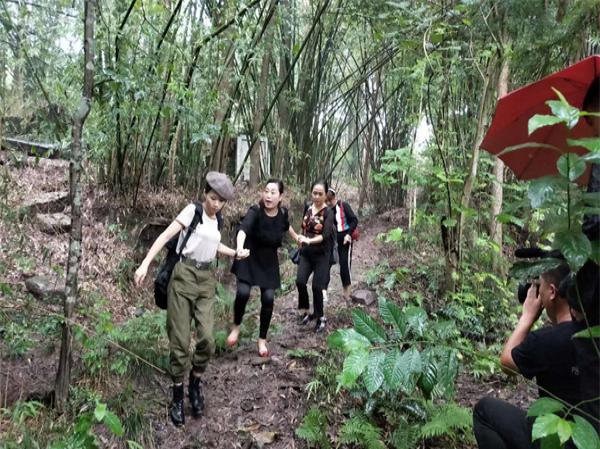 青年演员张茗仪再担制片 网剧《抄袭大王》沐川开机