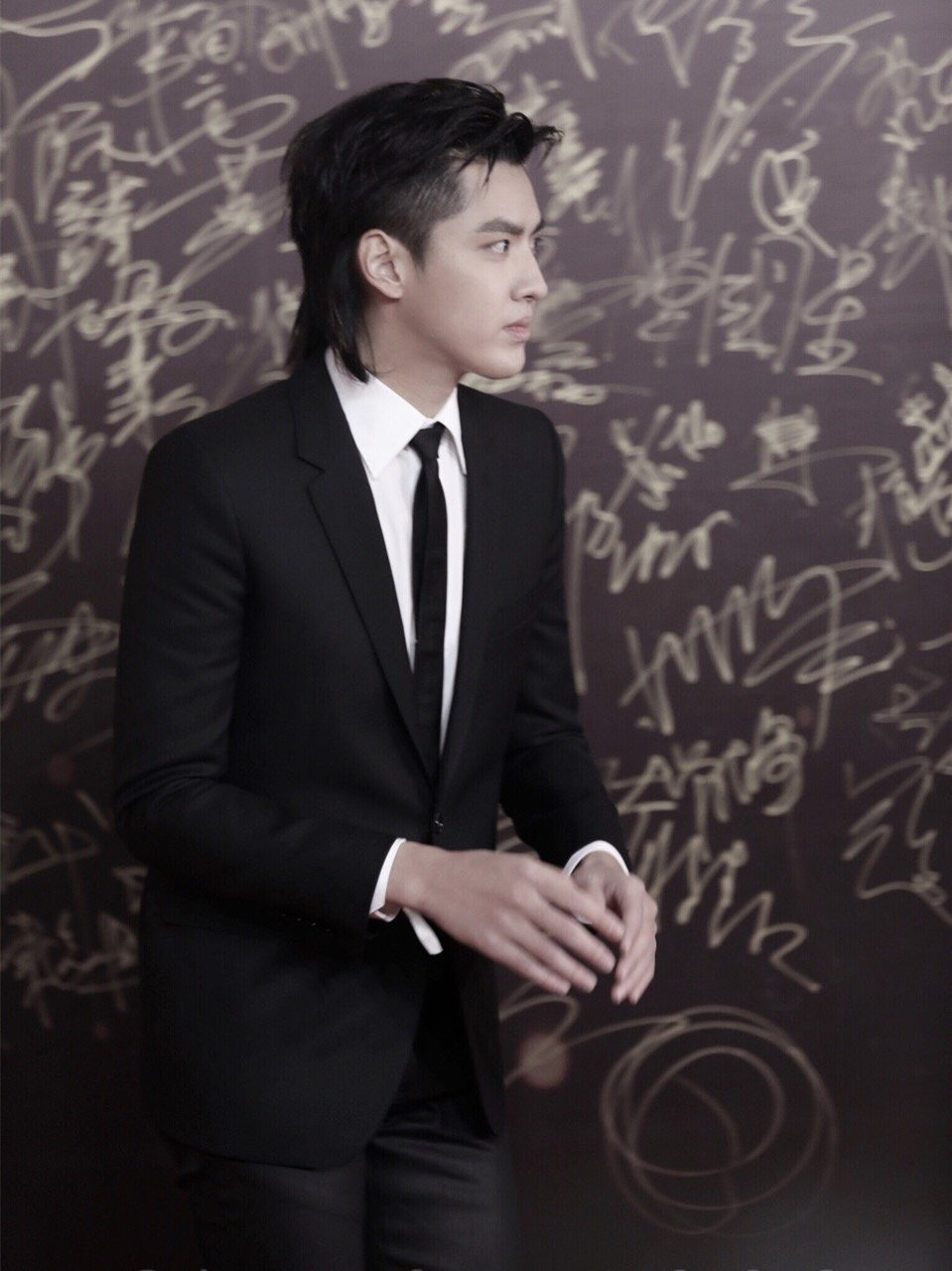 吴亦凡终于好好穿衣服,西装外套气场全开,裤子却尴尬了!