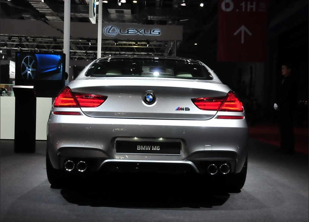 宝马m6,流线车身设计,展现宝马系列优雅和运动兼备最好的一款车