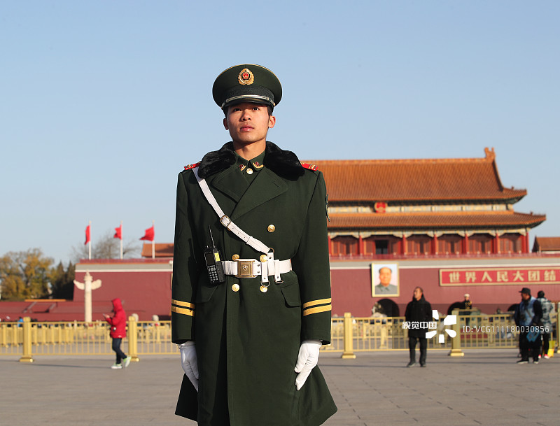 2018年12月4日,北京,解放军战士顶寒风在天安门广场站岗执勤.