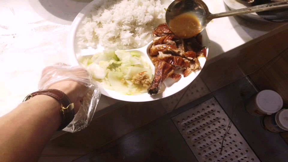 第一视角:这位小姐姐真会点菜,进店就要46块的金牌烧鹅饭