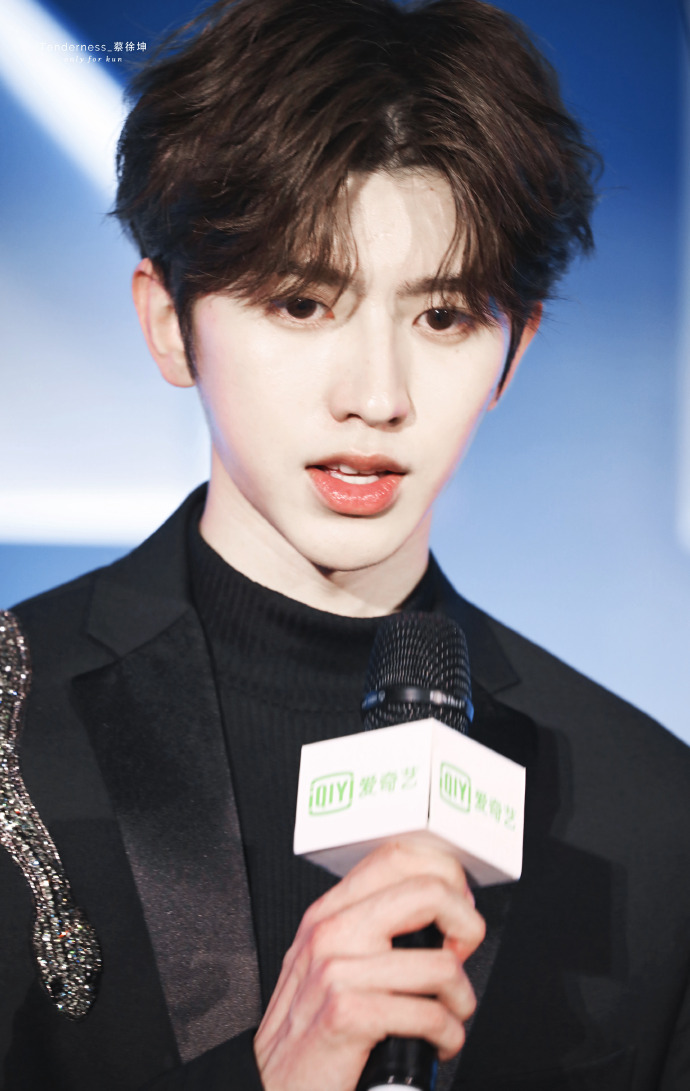 在台上吃咚吸的时候就是要把腮帮子塞得鼓鼓的呱唧呱唧的嚼 #蔡徐坤