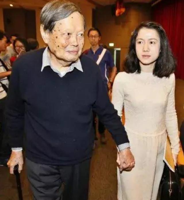 夫妻相差54岁,16年未生一子也不试管,98岁杨振宁的解释令人称赞