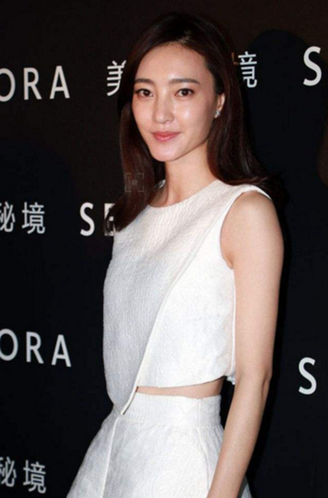 "素颜女王"王丽坤,昔日参加活动照:一袭白色长裙,仪态万千!
