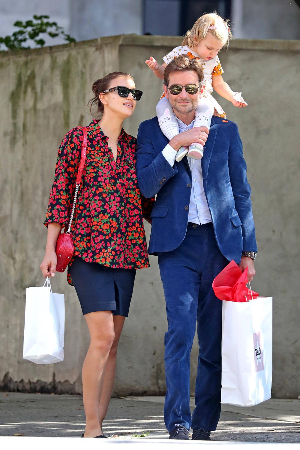 超模伊莲娜穿"奶奶"花衬衫竟不丑,和老公女儿出街,女儿萌到我