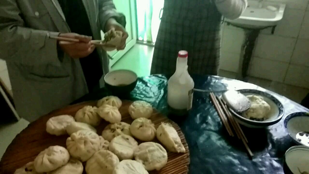 今天吃芹菜猪肉馅包子,看看这一锅够不够吃?