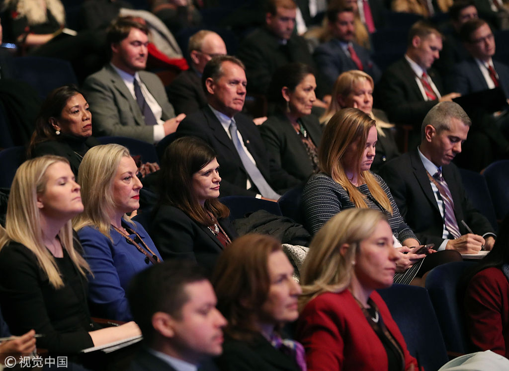美国新当选国会众议员参加欢迎会 "新生"认真聆听做笔记
