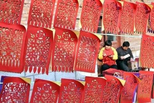 还记得过年时贴的门签子吗?67岁大爷坚守30多年,成"最后的手艺人"