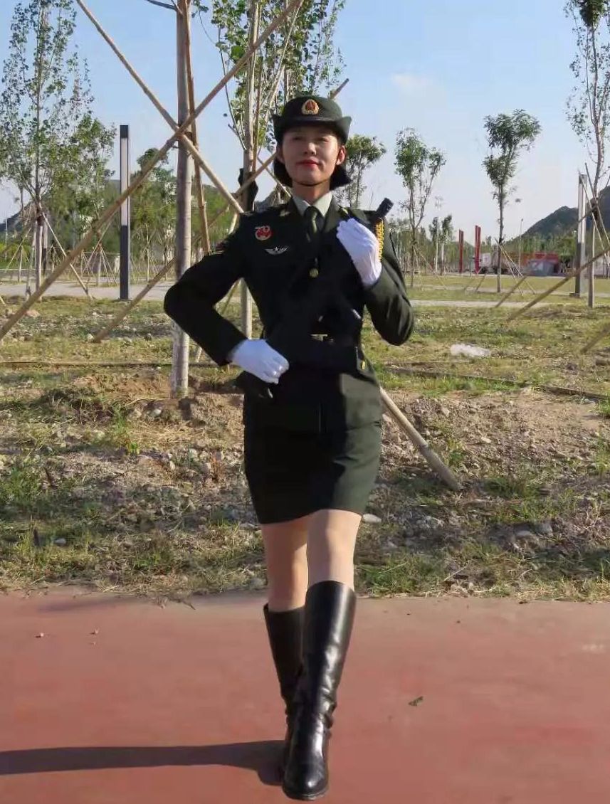 中国女兵穿常服图片
