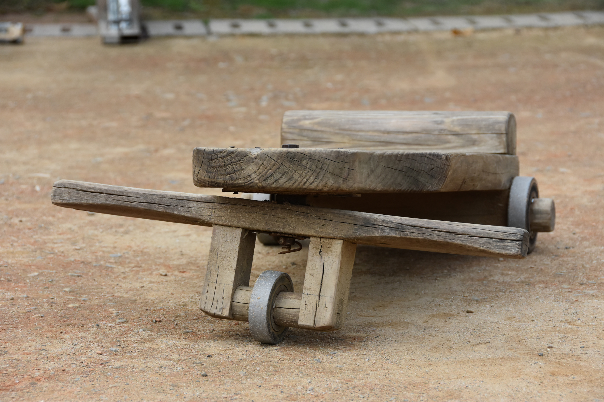 用轴承做成的摇摇车,算高大上了,一般都是用木头,包上一层橡胶皮.