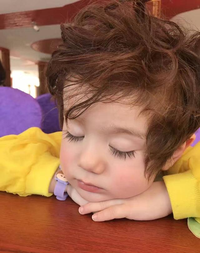 《放开我北鼻》jackson近照,大眼卷发长睫毛,混血宝宝就是漂亮