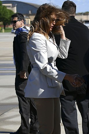 梅拉尼娅裤装出行好霸气!遇强风头发吹乱有失优雅,幸好气场强大