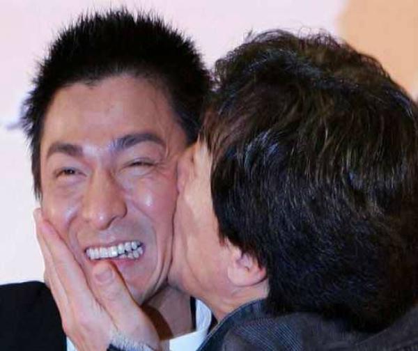 成龙大哥"吻"遍娱乐圈,连刘德华都不放过,王力宏很无奈