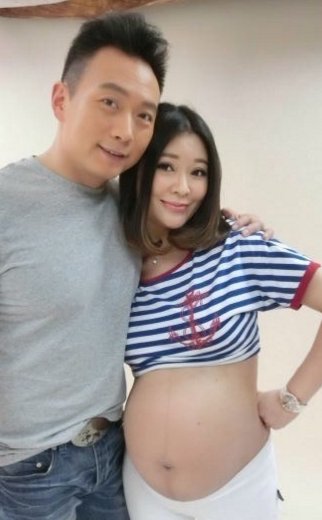 这对夫妻丁克15年,女方40岁决定生娃,男方沦为奶爸女儿奴