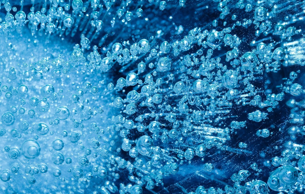 你见过蓝色的冰吗?冬天来贝加尔湖,一望无际的蓝冰美到你想哭!