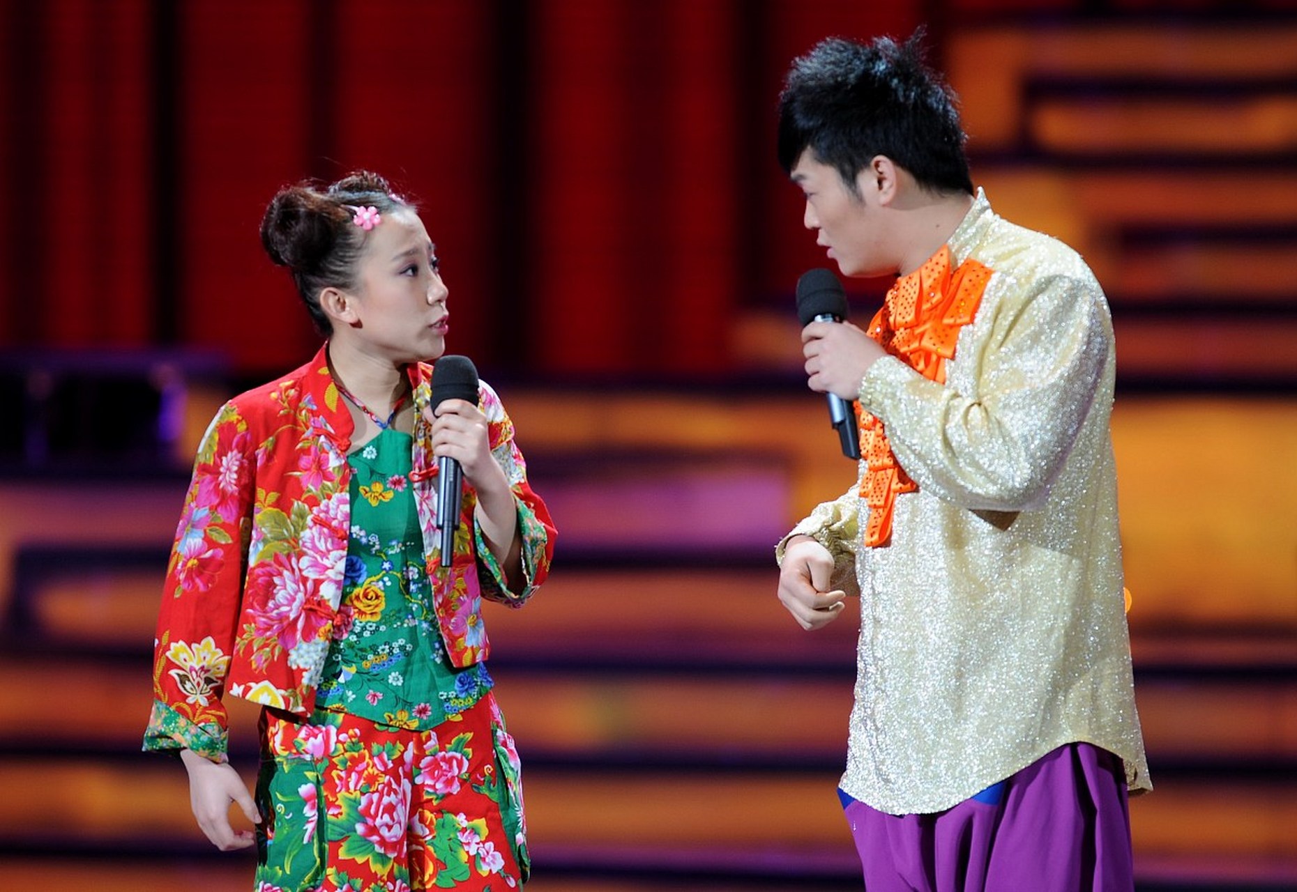 2019年,赵本山的徒弟小鹏飞租了三艘豪华游艇,向师兄王金龙的前妻丫蛋