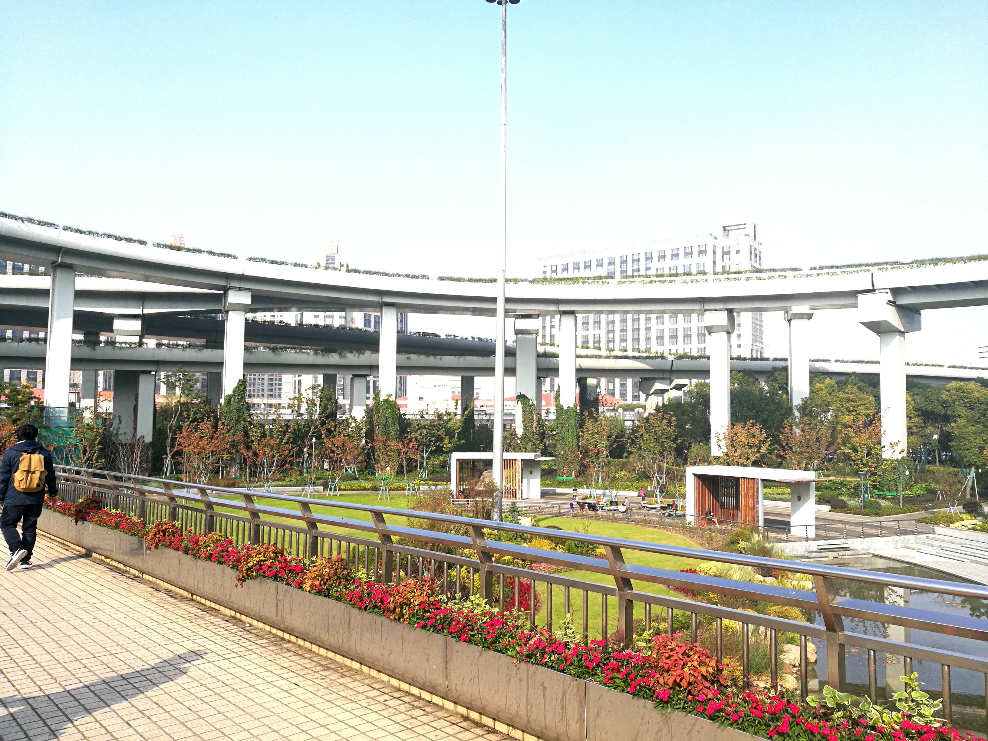 点评上海地铁1号线的汶水路站:壮观高架站,交通的十字路口